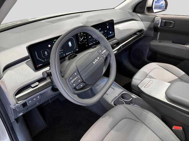 KIA EV3 Plus Advanced 58.3 kWh | Panoramaschuifdak | 19" velgen | Harman Kardon | Privacy Glass | Stoel- en stuurwielverwarming |