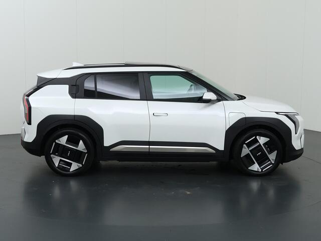 KIA EV3 Plus Advanced 58.3 kWh | Trekhaak | Panoramaschuifdak | 19" velgen | Harman Kardon | Privacy Glass | Stoel- en stuurwielverwarming |