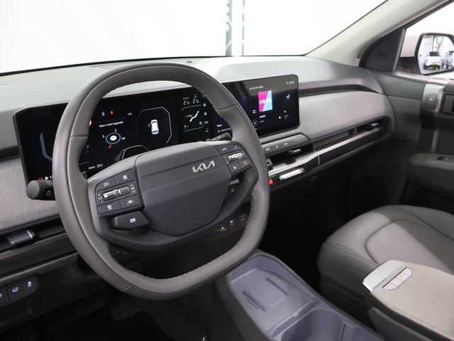 KIA EV3 Plus Advanced 58.3 kWh | Trekhaak | Panoramaschuifdak | 19" velgen | Harman Kardon | Privacy Glass | Stoel- en stuurwielverwarming |