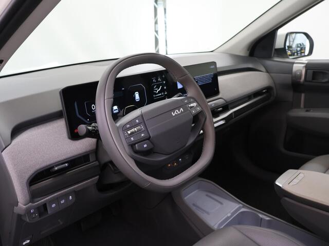 KIA EV3 Plus Advanced 81.4 kWh | SOH 100% | Panoramaschuifdak | 19" velgen | Harman Kardon | Privacy Glass | Stoel- en stuurwielverwarming |