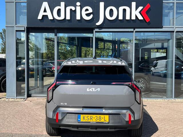 KIA EV3 Plus Advanced 58.3 kWh ZO GOED ALS NIEUW | 9.141km | LEDER | 360gr CAMERA | APPLE CARPLAY/ANDROID AUTO | 7 JAAR FABRIEKSGARANTIE |