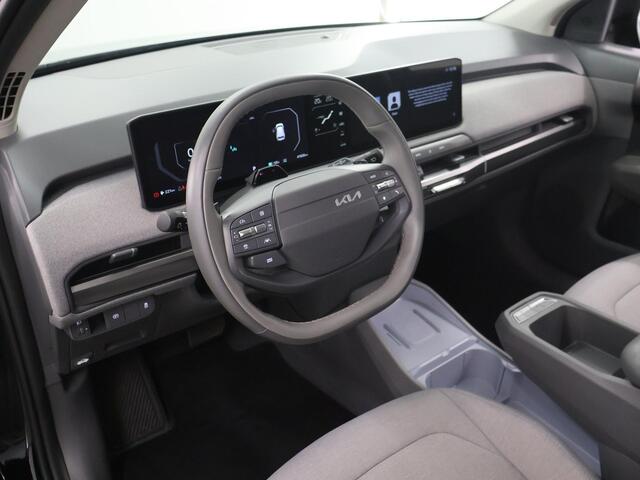 KIA EV3 Plus 58.3 kWh | Camera | DAB | Apple CarPlay/Android Auto | Adaptieve Cruise Control | Stoel/Stuurverwarming | Climate Control | Keyless | LED | Navigatie |