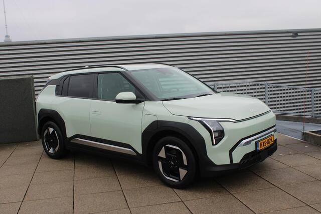KIA EV3 Plus 81.4 kWh STOEL- & EN STUURVERWARMING, NAVIGATIE, EXTRA GETINT GLAS