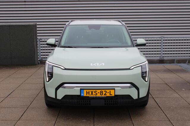KIA EV3 Plus 81.4 kWh STOEL- & EN STUURVERWARMING, NAVIGATIE, EXTRA GETINT GLAS