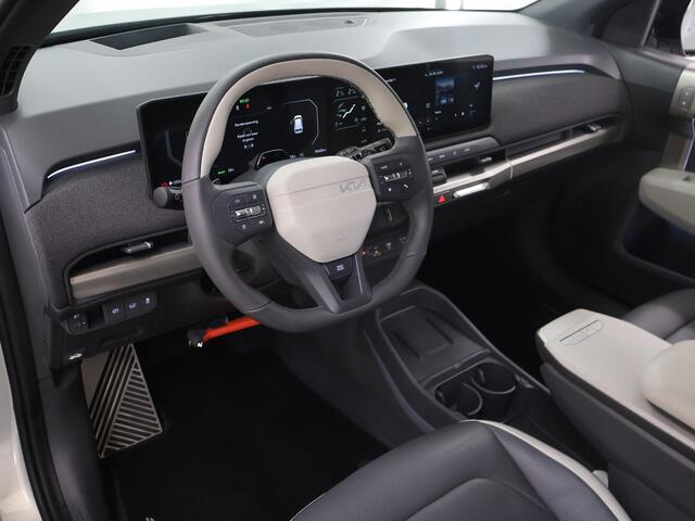 KIA EV3 GT-PlusLine 81.4 kWh | SOH 99% | Panoramaschuifdak | 360 Camera | Head-Up display | Harman Kardon | Stoelventilatie |