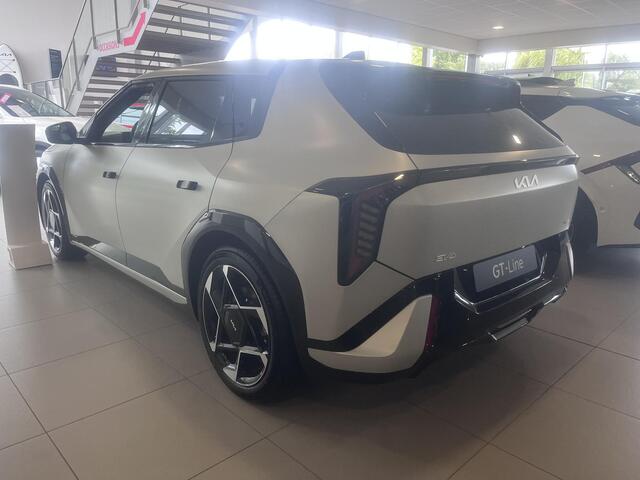 KIA EV4 GT-Line Business Edition 81.4 kWh ACTIE PRIJS!! VOORRAAD AUTO!! UNIEKE KLEUR MAT SILVER!!