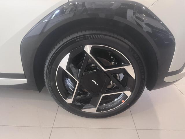 KIA EV4 GT-Line Business Edition 81.4 kWh ACTIE PRIJS!! VOORRAAD AUTO!! UNIEKE KLEUR MAT SILVER!!