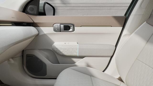 KIA EV4 Fastback Plus Advanced 81.4 kWh Glazen schuif-/kanteldak | Vegan lederen stoelbekleding | Elektrisch verstelbare bestuurdersstoel | Slimme automatische achterklep | Harman Kardon premium sound system |