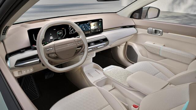 KIA EV4 Fastback Plus Advanced 81.4 kWh Glazen schuif-/kanteldak | Vegan lederen stoelbekleding | Elektrisch verstelbare bestuurdersstoel | Slimme automatische achterklep | Harman Kardon premium sound system |