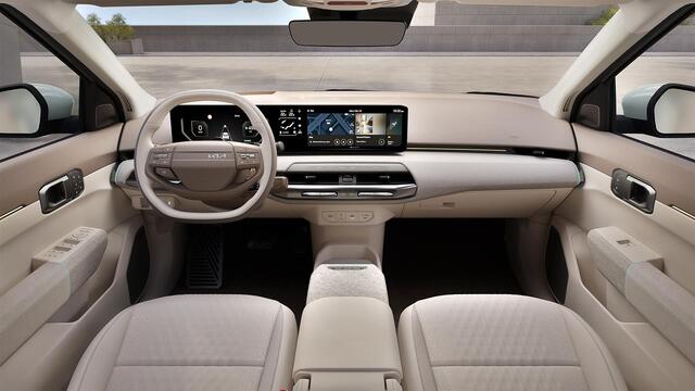 KIA EV4 Fastback Plus Advanced 81.4 kWh Glazen schuif-/kanteldak | Vegan lederen stoelbekleding | Elektrisch verstelbare bestuurdersstoel | Slimme automatische achterklep | Harman Kardon premium sound system |