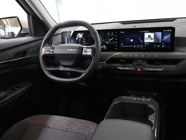 KIA EV5 Air 81.4 kWh | Privacy glass | Stoelverwarming | Dodehoekassistentie | Adaptieve cruise control | Parkeersensoren voor+ achter | Achteruitrijcamera |