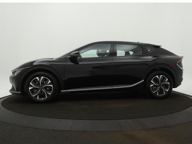 KIA EV6 Light 58 kWh - Navigatie - Cruise Control - Apple CarPlay / Android Auto - Achteruitrijcamera - Parkeerhulp achter - Privacy Glass achter - Fabrieksgarantie tot 2031