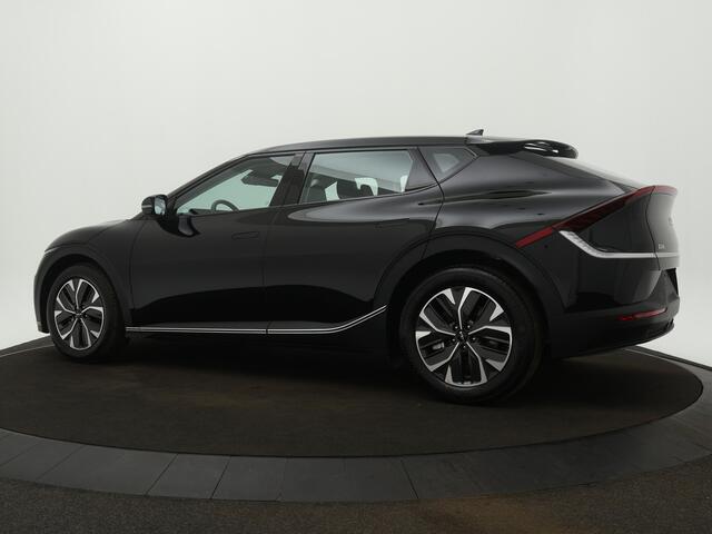 KIA EV6 Light 58 kWh - Navigatie - Cruise Control - Apple CarPlay / Android Auto - Achteruitrijcamera - Parkeerhulp achter - Privacy Glass achter - Fabrieksgarantie tot 2031