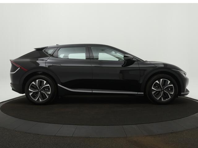 KIA EV6 Light 58 kWh - Navigatie - Cruise Control - Apple CarPlay / Android Auto - Achteruitrijcamera - Parkeerhulp achter - Privacy Glass achter - Fabrieksgarantie tot 2031