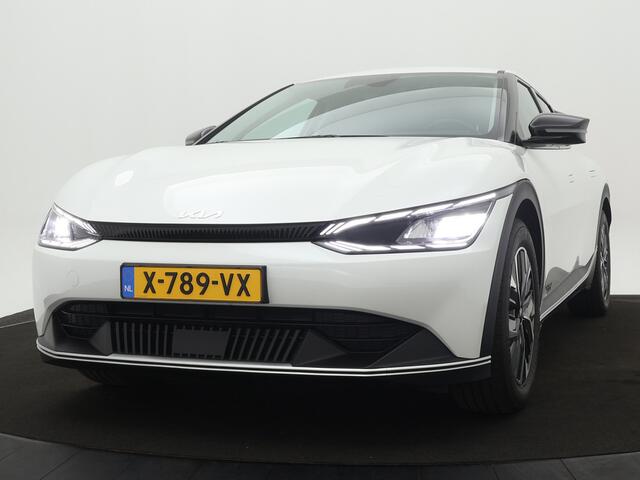 KIA EV6 Light 58 kWh * Rijdende Demo * - Navigatie - Apple Carplay/Android Auto - Climate Control - Privacy Glass - Fabrieksgarantie tot 02-2031