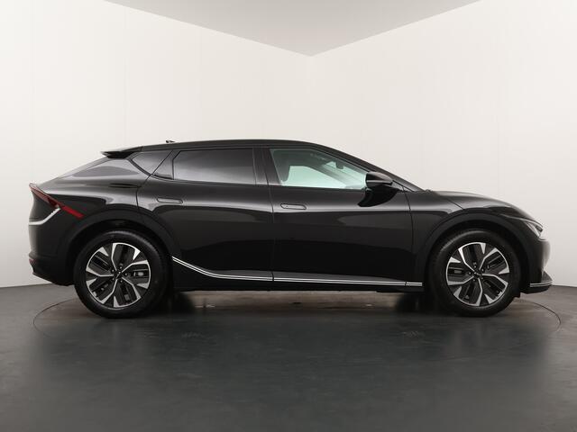 KIA EV6 Light Edition 58 kWh - SOH 99% - Stoelverwarming - Navigatie - LED koplampen - Privacy Glass - Fabrieksgarantie tot 05-2031