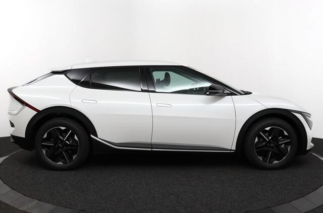 KIA EV6 Light Edition 63 kWh - Navigatie - Adaptive cruise control - Stoel/stuur verwarming - Apple Carplay/Android Auto - Climate Control - Achteruitrij camera - Fabrieksgarantie tot 04-2032