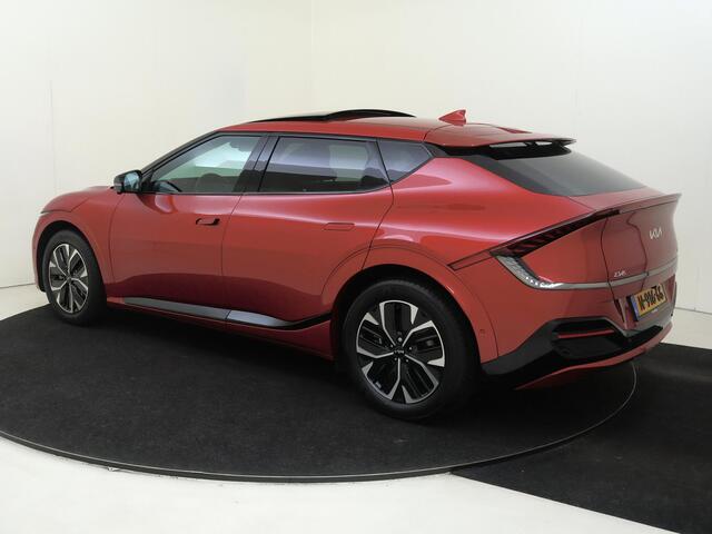 KIA EV6 GT-Line 77.4 kWh | achterbank verwarmd | Apple Carplay/Android Auto | bots herkenning en activatie | cruise control adaptief | electronic climate control | elektrisch glazen schuif-/kanteldak | file assistent | lederen/suede bekleding | lichtmetalen velge