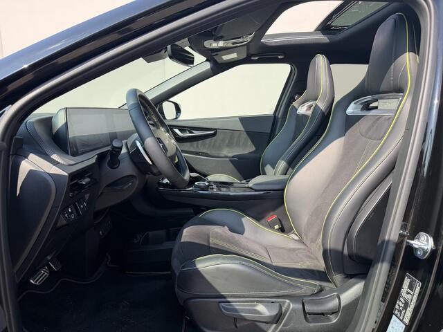 KIA EV6 GT AWD 77.4 kWh 585 pk / SOH 100% /Fabrieksgarantie tot 4-2031 / Dealer onderhouden / Meridian Audio / Warmtepomp / Camera 360° / Navi / Apple Carplay Android / 21" LM wielen / HUD / Sport & Kuipstoelen / CCS Snelladen / Elektr. Achterklep / Stoel Verwarm