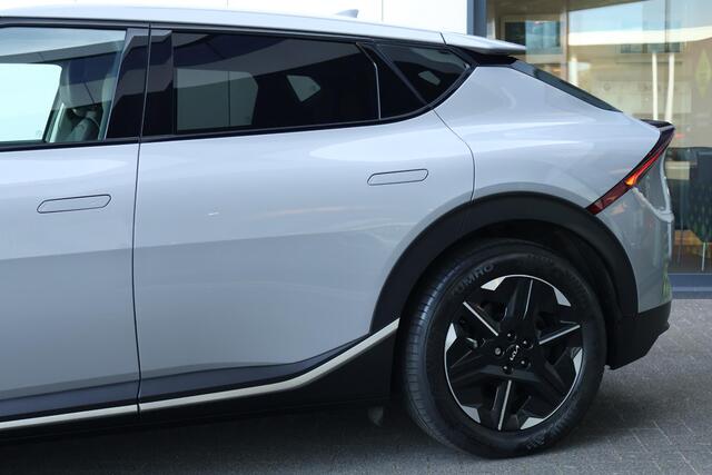 KIA EV6 Light Edition 63 kWh / Stoel en stuurwielverwarming / Camera / Carplay