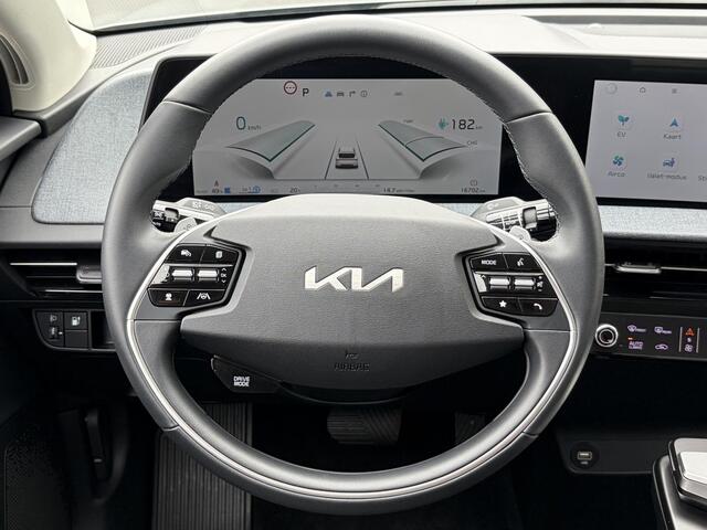 KIA EV6 Edition 77.4 kWh / Fabrieksgarantie tot 16-04-2032 / Android Auto & Apple Carplay / Navigatie / Cruise Control Adaptief / Climate Control / DAB / Draadloze Telefoonlader / Camera / Parkeerassistent / 19" Lichtmetalen Wielen / Keyless entry & start /
