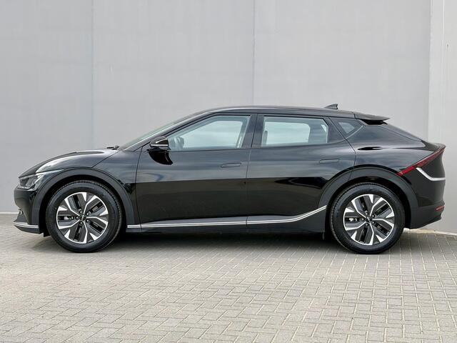KIA EV6 Edition 77.4 kWh / SOH 100% / Fabrieksgarantie tot 18-06-2032 / 1.600 kg trekgewicht / Android Auto & Apple Carplay / Navigatie / Cruise Control Adaptief / Climate Control / DAB / Draadloze Telefoonlader / Camera / Parkeerassistent / 19" Lichtmetalen Wielen / Keyless entry & start /