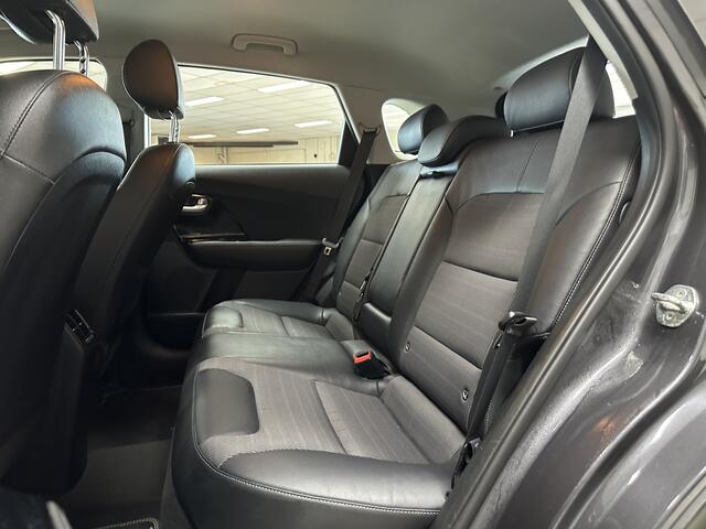 KIA Niro 1.6 GDi Hybrid ExecutiveLine/ Automaat/ Trekhaak/ Camera/ Lane-Assist./ Apple + Android/ Half-Leder/ Navi/ Clima/ Cruise/ Elek. pakket/ Isofix/ Bluetooth/ Armsteun/ Multi. LEDER. Stuur/ 16'' LMV/ Mistl./ PDC/ LED Dagrijve