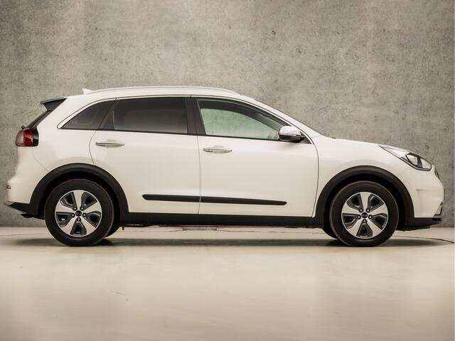 KIA Niro 1.6 GDi Hybrid Sport 142Pk Automaat (APPLE CARPLAY, PARELMOER, NAVIGATIE, CAMERA, GETINT GLAS, LEDER, SPORTSTOELEN, KEYLESS, LM VELGEN, CRUISE, LM VELGEN, NIEUWSTAAT)