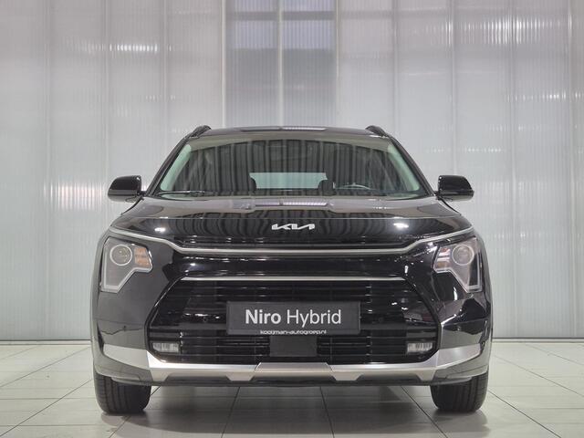 KIA Niro 1.6 GDi Hybrid DynamicLine , Uitvoorraad Leverbaar, snel rijden, 3.500,= euro korting. Leverbaar in zwart en donker grijs.