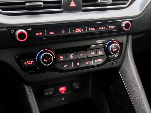 KIA Niro 1.6 GDi Hybrid DynamicLine Automaat (APPLE CARPLAY, GROOT NAVI, CAMERA, LEDER, SPORTSTOELEN, ADAPTIVE CRUISE, KEYLESS, GETINT GLAS, NIEUWE APK, NIEUWSTAAT)