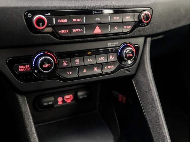KIA Niro 1.6 GDi Hybrid ExecutiveLine 142Pk Automaat (APPLE CARPLAY, NAVIGATIE, CAMERA, LEDER, TREKHAAK, SPORTSTOELEN, XENON, ADAPTIVE CRUISE, KEYLESS, NIEUWSTAAT)