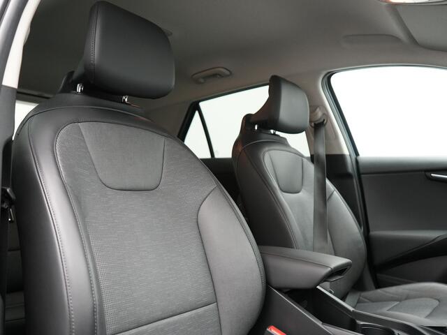 KIA Niro 1.6 GDi ExecutiveLine Plug In Hybrid 182pk Dealer O.H. PHEV | Adaptive Cruise | Head Up | Camera | Harman / Kardon | Lederen Sportstoelen Memory & Ventilatie | Keyless | Stoelen & Stuur Verwarmd | Sfeerverlichting | Blis | Apple Carplay |