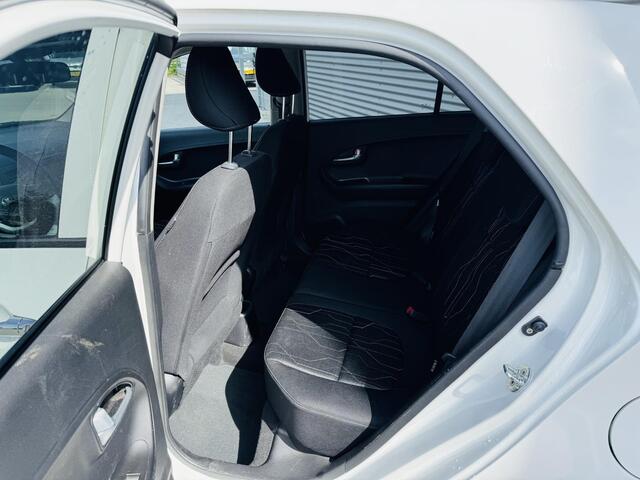 KIA PICANTO 1.0 ComfortPlusLine Navigator Clima | Cruise | Camera | Draaghaak tbv fietsendrager | Privacyglass