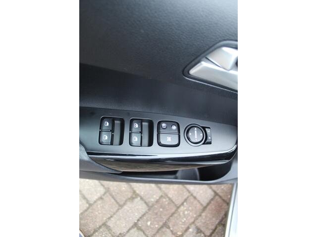 KIA PICANTO 1.0-67pk DPi DynamicLine. Kwalitatief erg goed wagen voor jaren zorgeloos rijplezier! Airco, metallic lak, camera, cruise control, elektr. ramen v+a, Android auto/Apple carplay, DAB radio, USB aansl., LM wielen etc