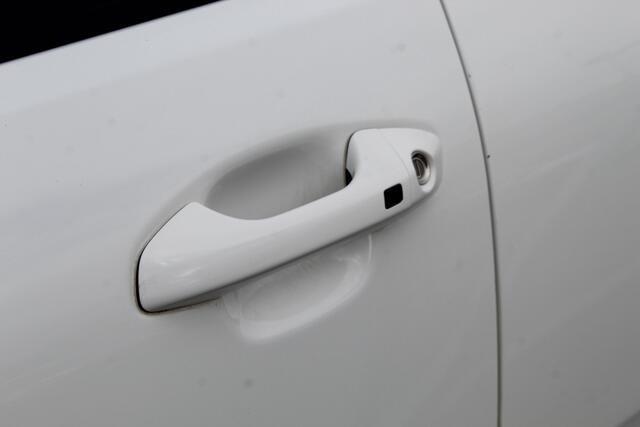 KIA RIO 1.0 TGDI First Edition Navigatie/Airco/Cruise control/Lane assist/Achteruitrijcamera/Apple carplay/Keyless/Trekhaak/DAB/LED koplampen/16'' Lichtmetalen velgen/Multifunctioneel stuurwiel/Spraak bediening/Elektrisch inklapbare spiegels/Elektrische ramen.