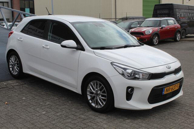 KIA RIO 1.0 TGDI First Edition Navigatie/Airco/Cruise control/Lane assist/Achteruitrijcamera/Apple carplay/Keyless/Trekhaak/DAB/LED koplampen/16'' Lichtmetalen velgen/Multifunctioneel stuurwiel/Spraak bediening/Elektrisch inklapbare spiegels/Elektrische ramen.