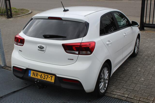 KIA RIO 1.0 TGDI First Edition Navigatie/Airco/Cruise control/Lane assist/Achteruitrijcamera/Apple carplay/Keyless/Trekhaak/DAB/LED koplampen/16'' Lichtmetalen velgen/Multifunctioneel stuurwiel/Spraak bediening/Elektrisch inklapbare spiegels/Elektrische ramen.