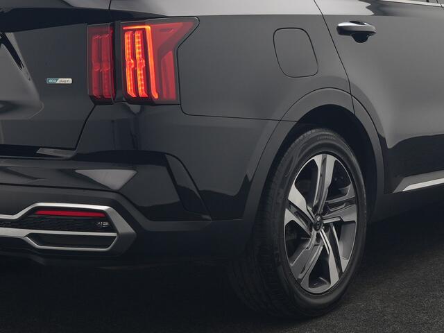 KIA SORENTO 1.6 T-GDI 4WD ExecutiveLine PHEV 265pk Dealer O.H. | Trekhaak Afn. | Panodak | Adaptive Cruise | Head Up | Luxe Lederen Comfortzetels Memory & Ventilatie | 360 Camera | Bose Sound | Stoelen & Stuur Verwarmd | Blis | Keyless | Plug In Hybrid