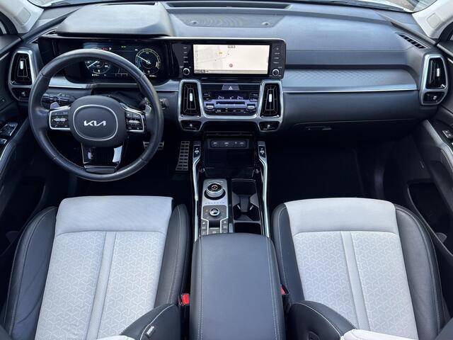 KIA SORENTO 1.6 T-GDI Plug-in Hybrid 4WD ExecutiveLine 5p. Aut / Fabrieksgarantie tot 12-2029 / Dealer onderhouden / EAER 61 km stad 69km / 1.500 kg trekgewicht / Leder / Navigatie / Adapt. CC / BOSE / Rondom Zicht Camera / Apple Carplay/Android / elektr. Achterklep 