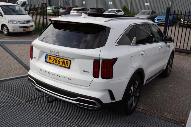KIA SORENTO 1.6 T-GDI Plug-in Hybrid 4WD DynamicPlusLine 7 persoons! Panoramadak/Trekhaak/Apple carplay/Stoelverwarming voor en achter/Stuurverwarming/Bose audio/Adaptieve cruise control/Achteruitrijcamera/Lane assist/Elektrisch verstelbare voorstoelen/Full option! 2