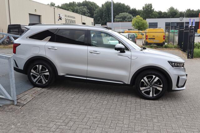 KIA SORENTO 1.6 T-GDI Plug-in Hybrid 4WD ExecutiveLine 7p. NL auto/1e eigenaar/Dealeronderhouden/Panoramadak/Apple carplay/Stoelventilatie/Stoelverwarming voor en achter/Lane assist/360 graden camera/Bose audio/Elektrische bestuurders stoel met geheugen/19 inch LM