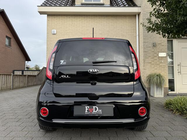 KIA SOUL 1.6 132pk DreamTeam Navi Clima Camera Stuur en StoelVerwaming Led DAB 17" Pdc