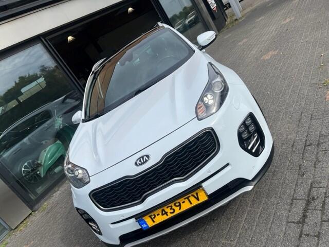 KIA SPORTAGE 1.6 T-GDI 4WD AUT GT-Line PlusLine LEDER/NAVI/CLIMA 6MND GAR ¤ 17.990 Auto in zeer goede staat met alle luxe schade vrij en 4WD UITVOERING Aflever pakket en garantie naar keuze