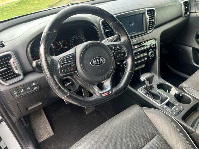 KIA SPORTAGE 1.6 T-GDI 4WD AUT GT-Line PlusLine LEDER/NAVI/CLIMA 6MND GAR ¤ 17.990 Auto in zeer goede staat met alle luxe schade vrij en 4WD UITVOERING Aflever pakket en garantie naar keuze