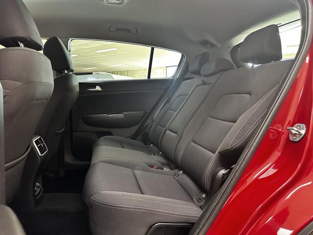KIA SPORTAGE 1.6 GDI DynamicLine/ 17'' LMV/ Camera/ Apple + Android/ Lane-Assist./ Extra getint glas/ PDC/ Clima/ Cruise/ Bluetooth/ DAB+/ Multi. LEDER. Stuur/ Mistl./ LED Dagrijverl.