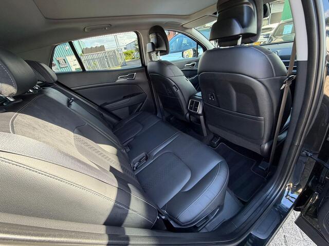 KIA SPORTAGE 1.6 T-GDi Hybrid DynamicPlusLine TREK GEWICHT 1650 KG | LEDER | AWD | 360 GRADEN CAMERA | HARMAN/KARDON | ELEKTRISCH VERSTELBARE STOELEN | STOELVERWARMING | STUURVERWARMING | STOELKOELING | PANORAMADAK | NAVIGATIE | LED | DODEHOEK DETECTIE | APPLE CARPLAY / ANDROID AUTO | ADAPTIEVE CRUISECONTROL | FABRIEK GARANTIE 7 JAAR |