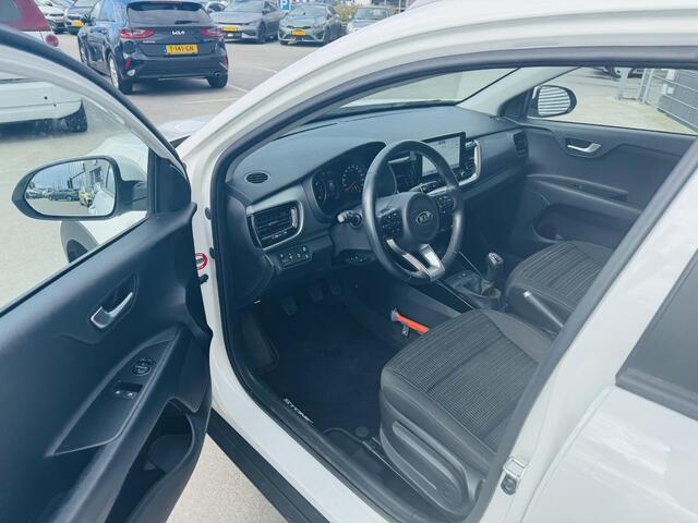 KIA Stonic 1.0 T-GDi MHEV DynamicLine NW geleverd & Onderhouden | Trekhaak | Clima | Cruise | Camera | Navigatie
