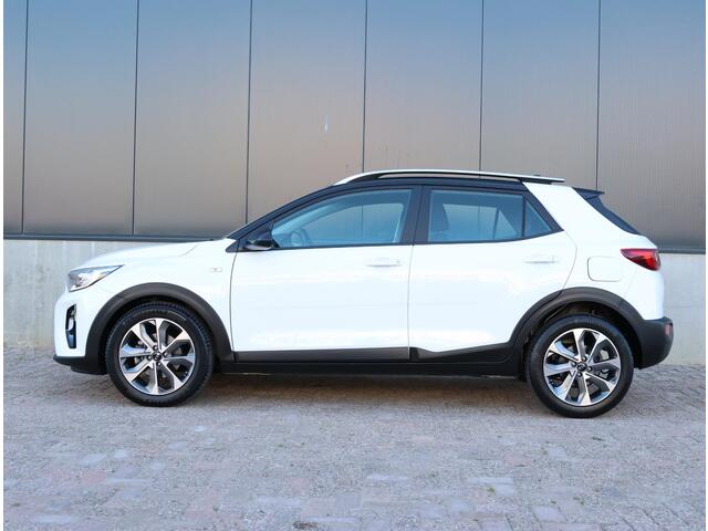 KIA Stonic 1.0 120PK T-GDi DynamicLine | Navigatie | Camera | Parkeersensoren Achter | LED Dagrijverlichting | Climate Control | Cruise Control | 17" Lichtmetalen Velgen | Apple Carplay/Android Auto |