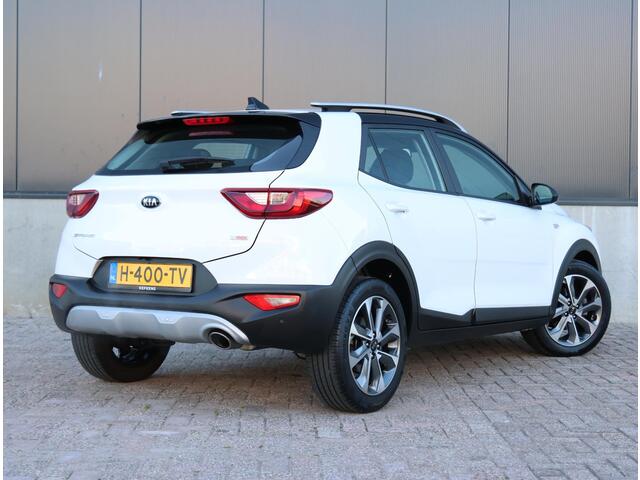 KIA Stonic 1.0 120PK T-GDi DynamicLine | Navigatie | Camera | Parkeersensoren Achter | LED Dagrijverlichting | Climate Control | Cruise Control | 17" Lichtmetalen Velgen | Apple Carplay/Android Auto |