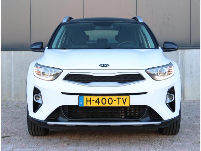 KIA Stonic 1.0 120PK T-GDi DynamicLine | Navigatie | Camera | Parkeersensoren Achter | LED Dagrijverlichting | Climate Control | Cruise Control | 17" Lichtmetalen Velgen | Apple Carplay/Android Auto |